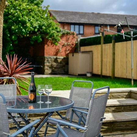 Free Parking - Heart Of The City - Superb Townhouse & Garden - Peaceful Area But Only 5Min Walk To Beach, Shops, Bars, Arena, Marina, Parks Swansea Luaran gambar