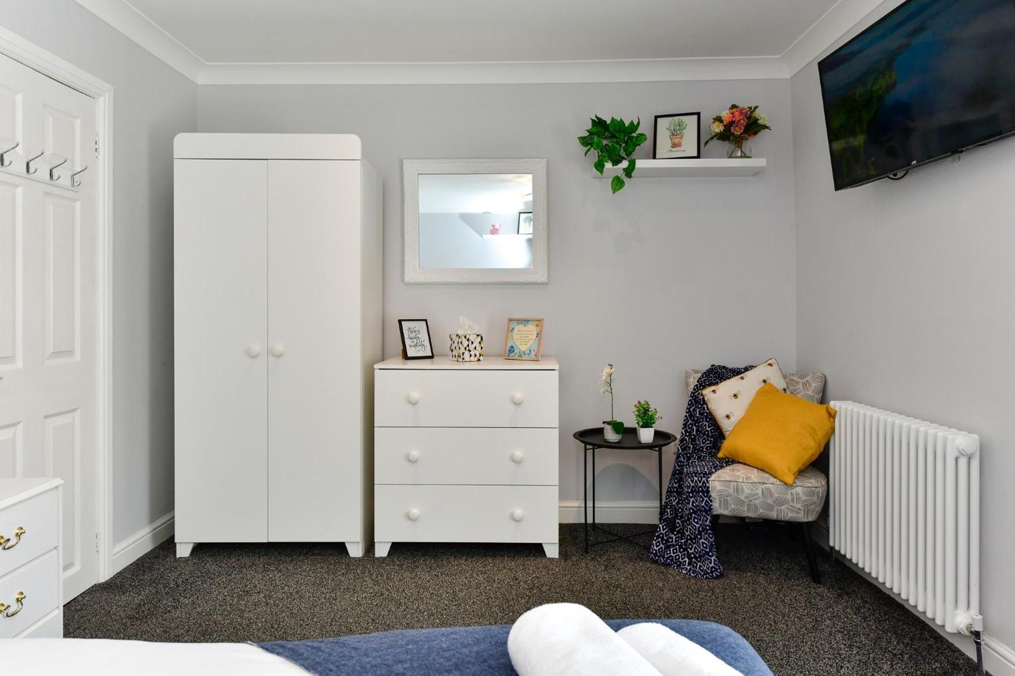 Free Parking - Heart Of The City - Superb Townhouse & Garden - Peaceful Area But Only 5Min Walk To Beach, Shops, Bars, Arena, Marina, Parks Swansea Luaran gambar