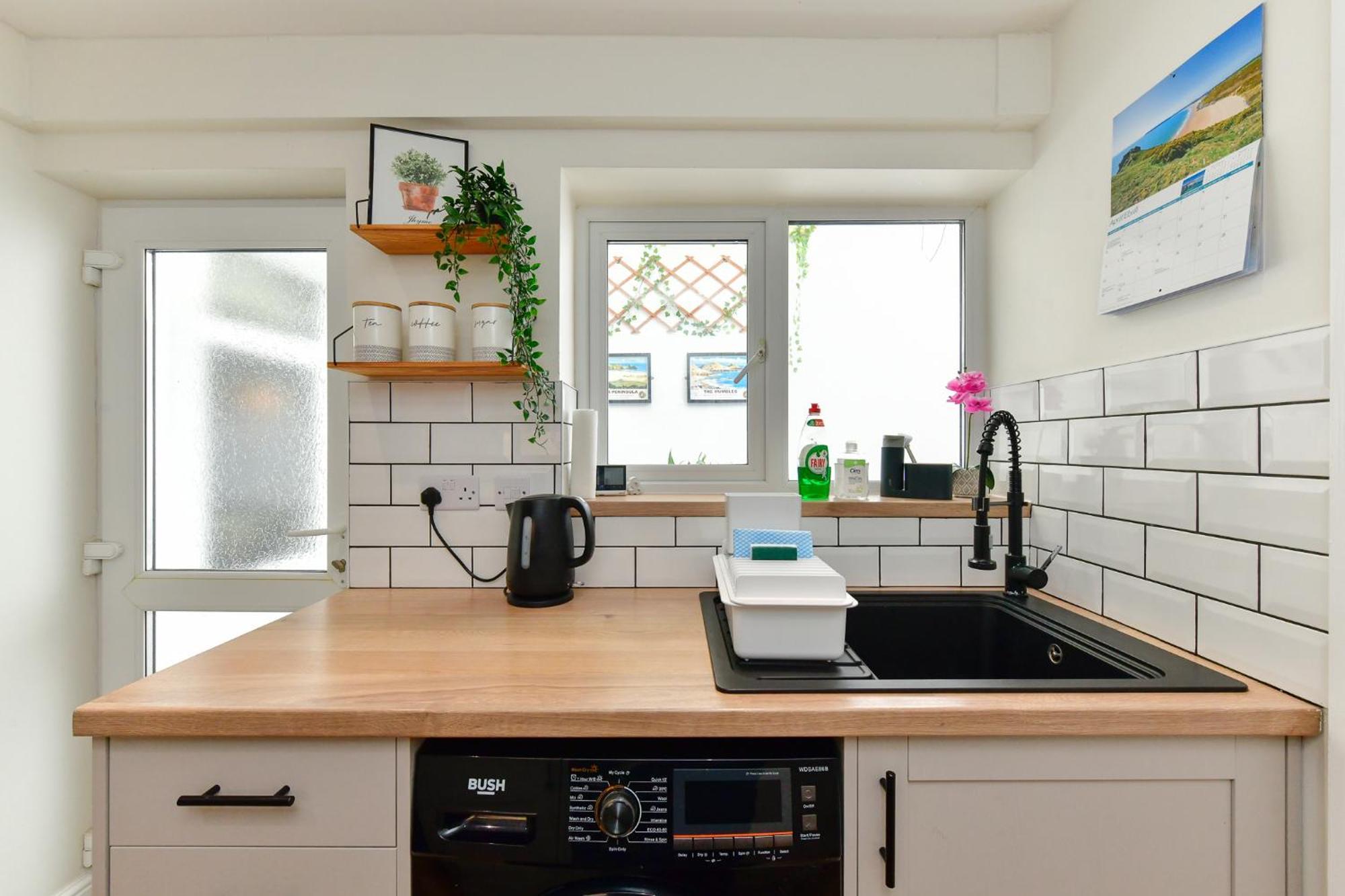 Free Parking - Heart Of The City - Superb Townhouse & Garden - Peaceful Area But Only 5Min Walk To Beach, Shops, Bars, Arena, Marina, Parks Swansea Luaran gambar