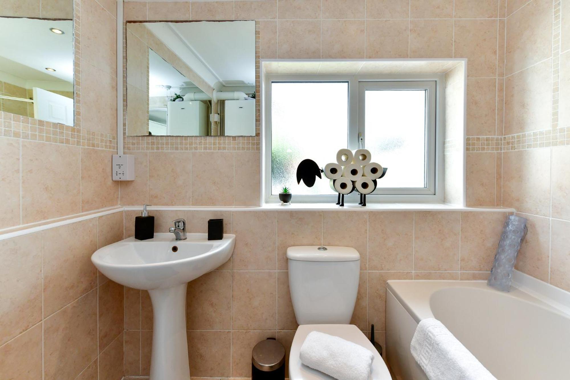 Free Parking - Heart Of The City - Superb Townhouse & Garden - Peaceful Area But Only 5Min Walk To Beach, Shops, Bars, Arena, Marina, Parks Swansea Luaran gambar