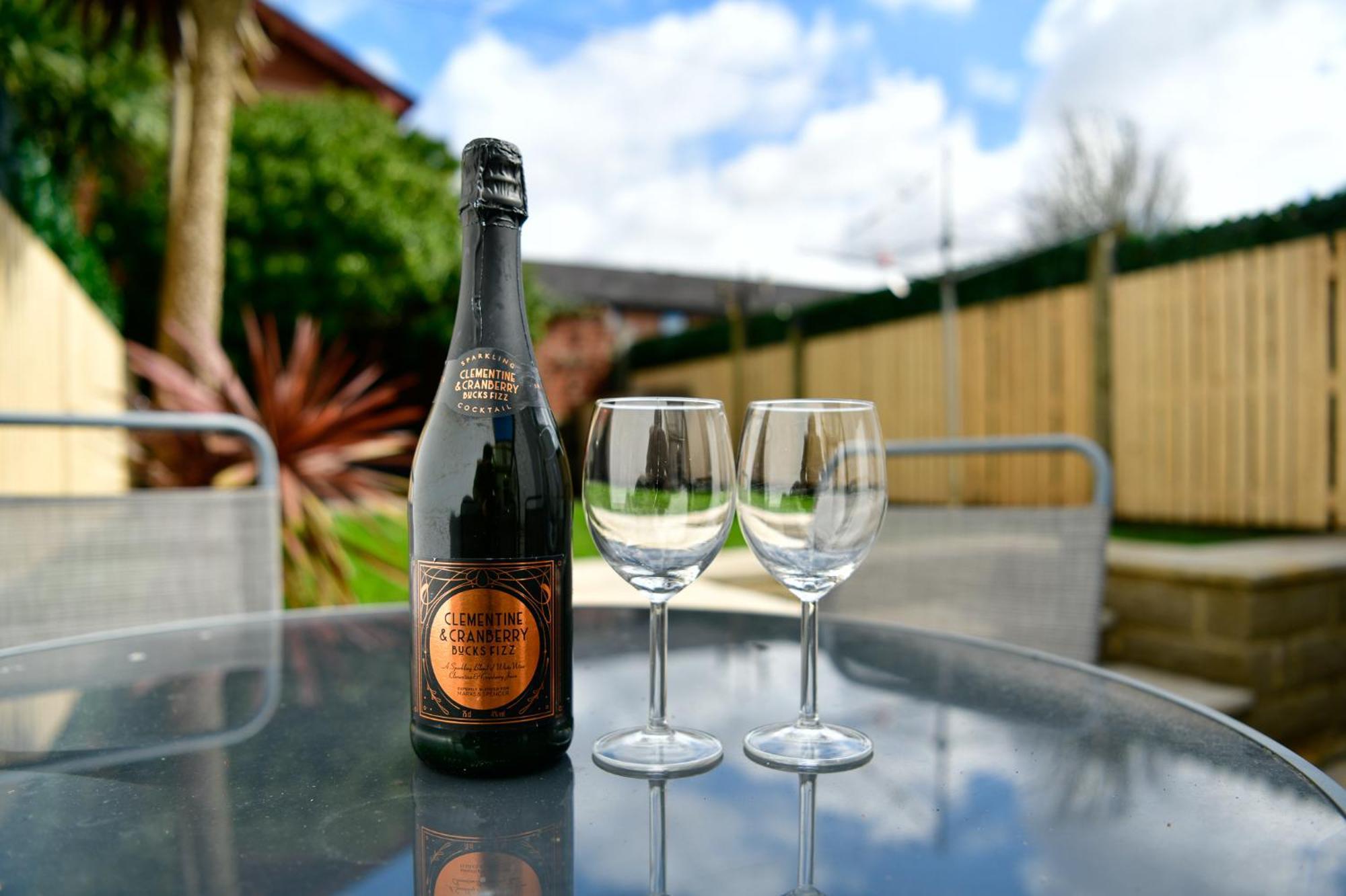Free Parking - Heart Of The City - Superb Townhouse & Garden - Peaceful Area But Only 5Min Walk To Beach, Shops, Bars, Arena, Marina, Parks Swansea Luaran gambar