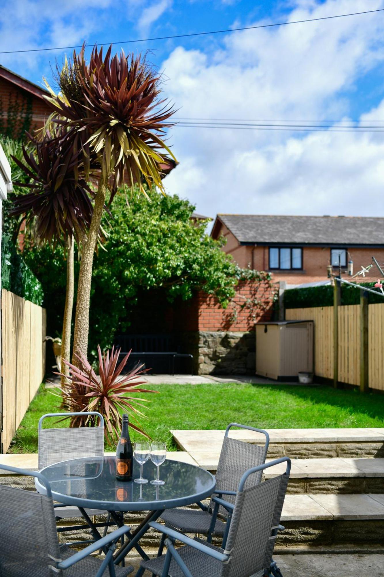 Free Parking - Heart Of The City - Superb Townhouse & Garden - Peaceful Area But Only 5Min Walk To Beach, Shops, Bars, Arena, Marina, Parks Swansea Luaran gambar